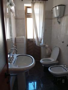 un baño con inodoro y lavabo en Casa vacanze Ginevra Sardegna, en Fluminimaggiore
