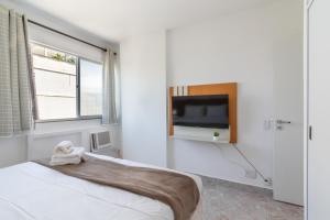 En eller flere senge i et værelse på Apartamento na Barra com piscina - VLM907 + 17 billeder