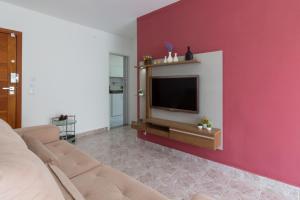 Et tv og/eller underholdning på Apartamento na Barra com piscina - VLM907