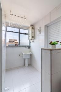 Et badeværelse på Apartamento na Barra com piscina - VLM907