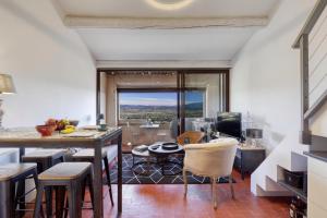 a kitchen with a table and chairs in a room at L'oustau étoilé in Gordes