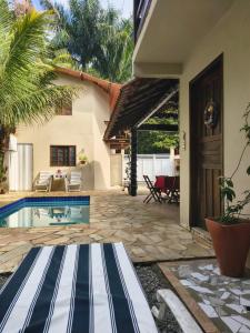 a house with a swimming pool in a yard at Pousada do Trevo in Paraty