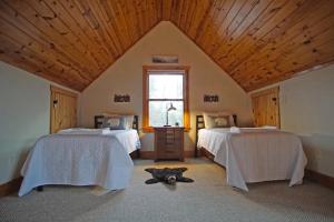 een zolderslaapkamer met twee bedden en een raam bij Mountain Views, Game Room, Firepit Near Wineries in Cleveland