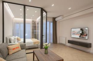 Et opholdsområde på Apartment KeyGo #0216 with a view of the stadium