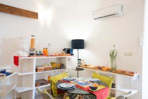 uma sala de jantar com mesa, cadeiras e prateleiras em Hotel Trieste em Catânia