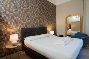 um quarto com uma cama grande e um espelho em Hotel Trieste em Catânia