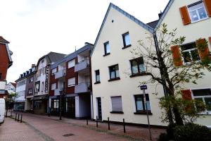 een rij gebouwen aan een stadsstraat bij Altstadt Apartment Chalet in Haltern
