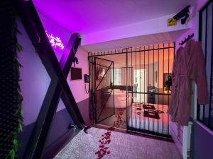 una vista di una stanza con una porta con luci viola di The Forbidden Suite - prison a Souppes-sur-Loing Altre 7 foto