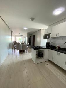 Kuchyň nebo kuchyňský kout v ubytování Apartamento completo com veículo opcional