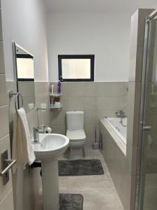 Ένα μπάνιο στο Motswedi Place Apartments B4-Managed by Pulafela Prop Pty Ltd +40 φωτογραφίες