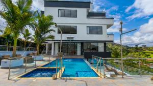 Bazén v ubytování The Palms Hotel nebo v jeho okolí