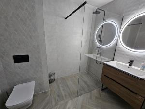 Et badeværelse på Gold Residence Apartman + 12 billeder