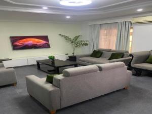 Χώρος καθιστικού στο Orange Bricks House +5 φωτογραφίες