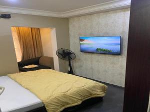 Ένα ή περισσότερα κρεβάτια σε δωμάτιο στο Orange Bricks House