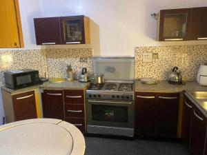 Η κουζίνα ή μικρή κουζίνα στο Orange Bricks House