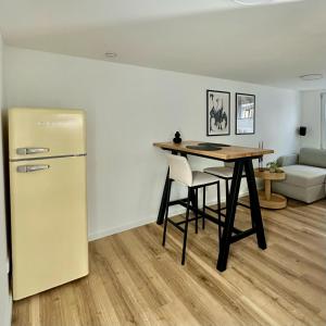 een koelkast en een tafel in een woonkamer bij Altstadt Apartment Chalet in Haltern