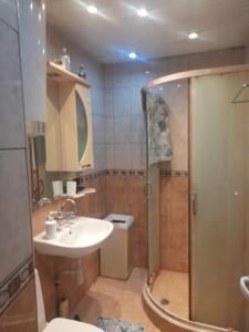 Un baño con lavabo, ducha e inodoro. en prensess, en Varna