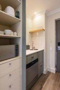 Køkken eller tekøkken på Winelands Luxury Accommodation