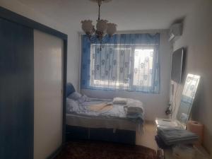 Un dormitorio pequeño con una cama y una ventana. en prensess, en Varna