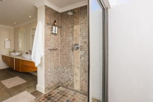 Et badeværelse på Winelands Luxury Accommodation + 14 billeder