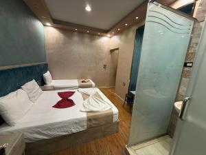 Habitación pequeña con 2 camas y ducha. en The-Cairo Plazario Downtown Hotel, en El Cairo