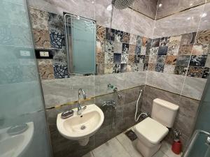 un baño con lavabo e inodoro en The-Cairo Plazario Downtown Hotel, en El Cairo