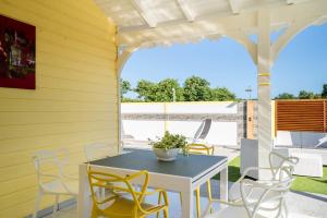 a table and chairs on the porch of a house at Villa Guenaslo 1 in Saint-François