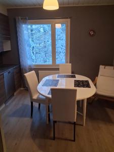 Traditional Finnish Lapland house at wild forest backyard! في كيمي: مطبخ مع طاولة وكراسي ونافذة