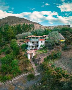 Vista aérea de una casa en una colina en Ninakancha - centro de retiro y sanación, en Coya