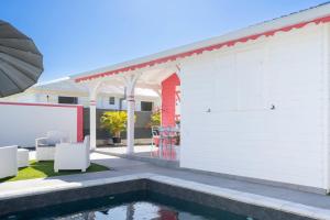 a backyard with a pool and a pavilion at Villa Guenaslo 2 in Saint-François