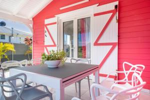a table and chairs on the porch of a house at Villa Guenaslo 2 in Saint-François +26 photos