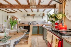 Køkken eller tekøkken på 5 Bed in Wheathill oc-t30539