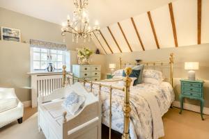 En eller flere senge i et værelse på 5 Bed in Wheathill oc-t30539