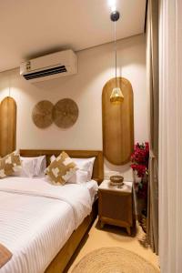 Una cama o camas en una habitación de Sifah Seascape Villa with Private Pool