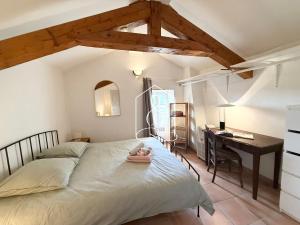 La Villa Andéria, petit cocon provençal في كاليان: غرفة نوم بها سرير ومكتب ومكتب +9 صور