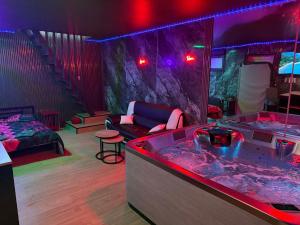 Love And Spa في Thun-Saint-Martin: غرفة مع حوض جاكوزي في غرفة