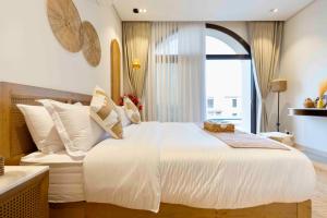 Postel nebo postele na pokoji v ubytování Sifah Seascape Villa with Private Pool + 61 fotografií