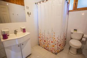 Koupelna v ubytování Lodge Los Naranjos de Mallarauco + 18 fotografií