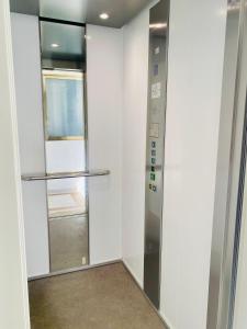 een lift in een witte kamer met een raam bij Bellooceano in Playa del Carmen