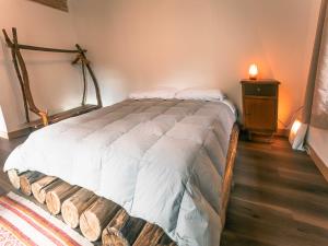 Un dormitorio con una cama y una cómoda con una lámpara. en Ninakancha - centro de retiro y sanación, en Coya