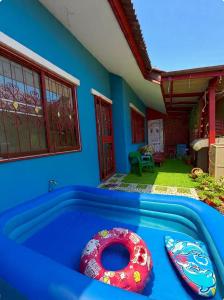 een blauwe badkuip met een donut erin bij Entire Home with King Bed in Chiang Mai