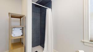 Et badeværelse på A Wave from it All + 31 billeder