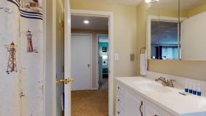 Et badeværelse på Afterdune Delight by Bayley Vacation Rentals + 29 billeder