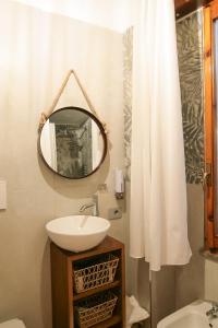 Et badeværelse på L'angolo romantico + 22 billeder