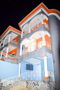 un grande edificio con arancione e bianco di Appartement Genève a Yaoundé