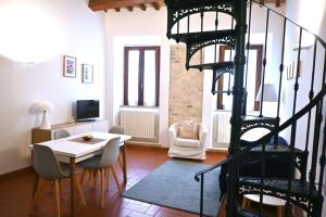 Μια τηλεόραση ή/και κέντρο ψυχαγωγίας στο S318 - Sirolo, meraviglioso trilocale in palazzo storico