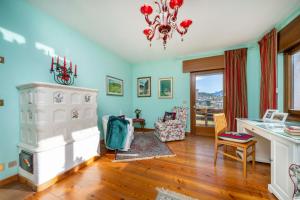 Un lugar para sentarse en Ciasa Marian 10 minutes from Cortina with free parking!