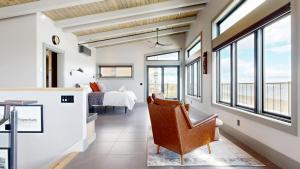 een woonkamer met een stoel en een slaapkamer bij Tidal House in Surfside