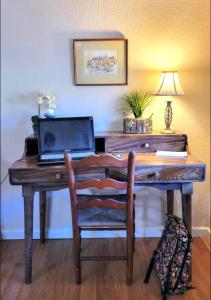 Afbeelding uit fotogalerij van The Great Escape, Pet Friendly Black Mountain Bungalow w Fenced yard in Black Mountain