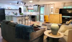 a living room with two couches and a kitchen at The Great Escape, Black Mountain in Black Mountain